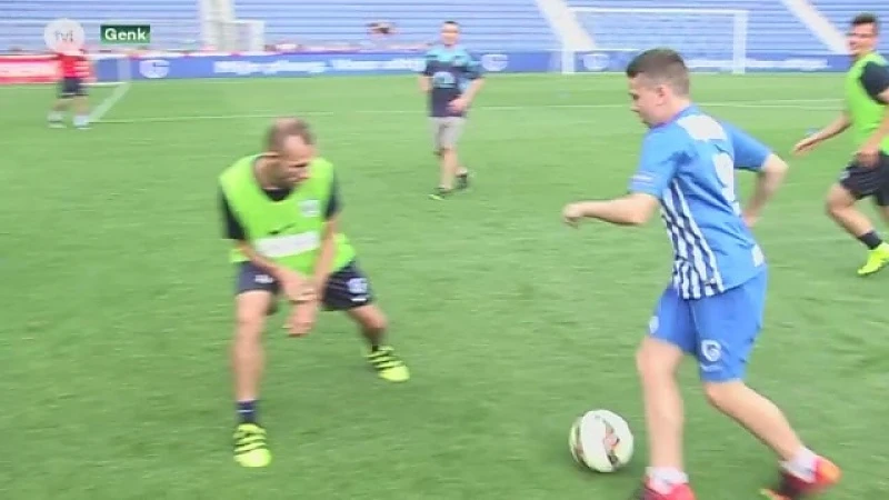 Supporters voetballen tegen spelers op fandag Racing Genk