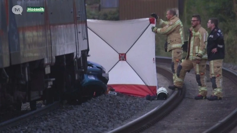 Auto onder trein in Hoeselt, bestuurder komt om het leven