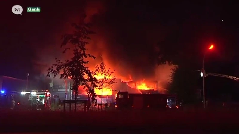 Zware brand legt bedrijf in Genk in de as