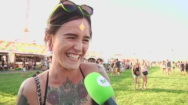 Festivalkoppels en tattoos op de wei