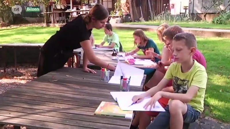 Zelfgemaakte waaiers en waterspelletjes om af te koelen in de klas