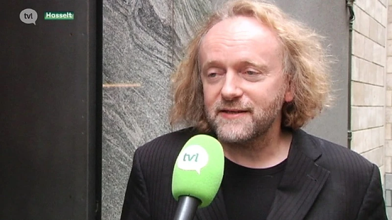 Peter De Cupere laat mensen ruiken aan naaktmodellen.