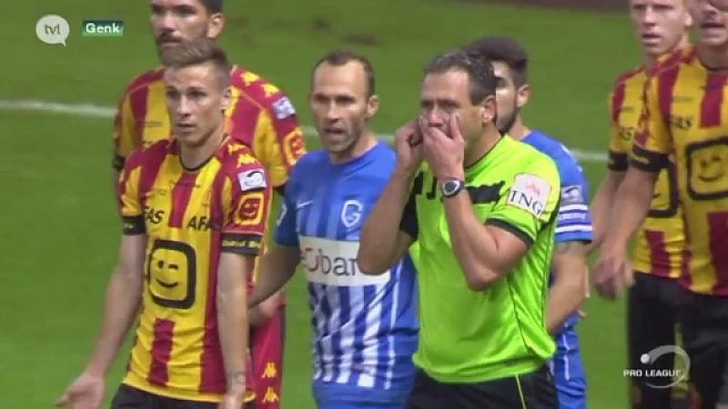 Scheidsrechter geeft verkeerde speler rood tijdens Racing Genk - KV Mechelen