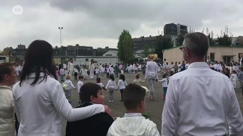 Leerlingen van Paul Marchal herdenken 20 jaar Witte Mars met witte kledij