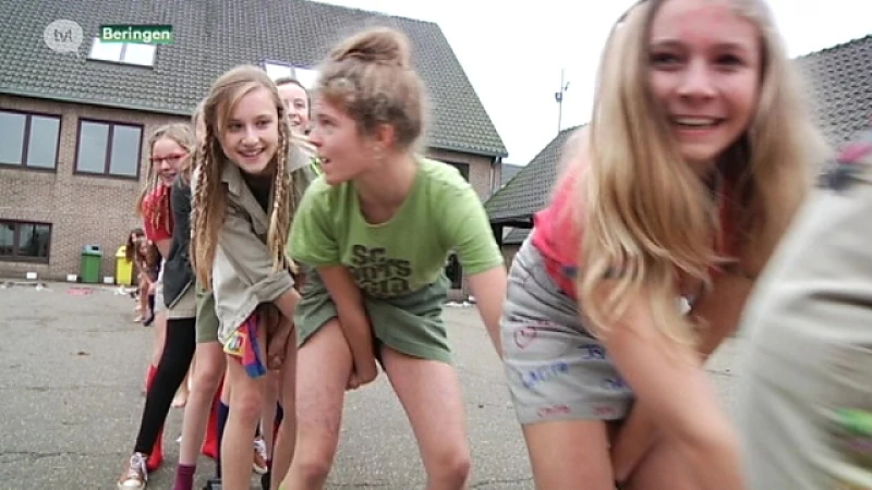 Dag van de Jeugbeweging: in uniform naar school