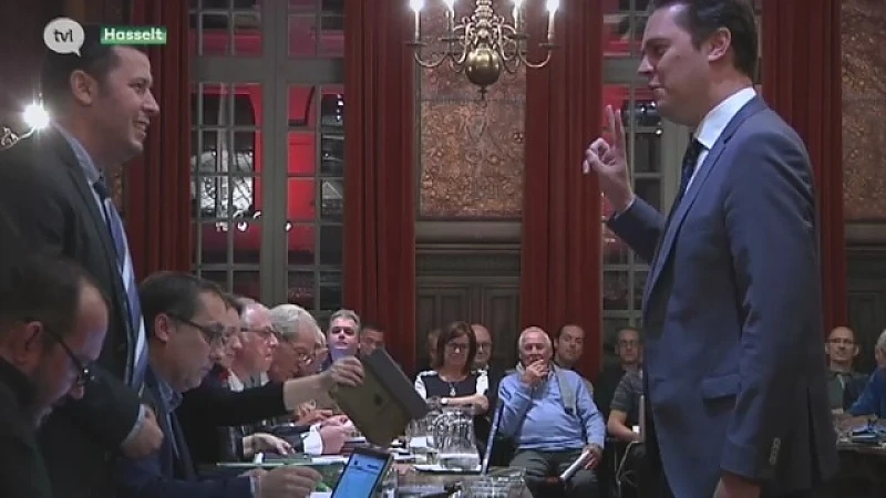 Hasseltse gemeenteraad met 3 burgemeesters terwijl echte burgemeester moet toekijken
