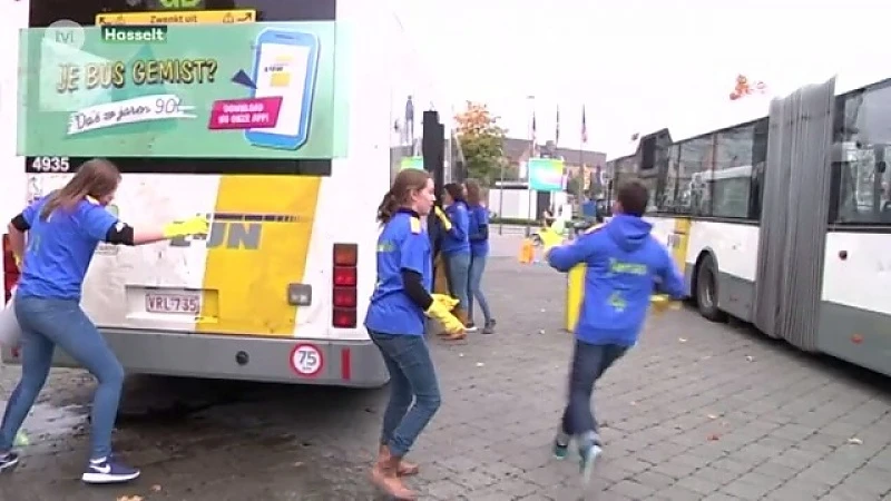 Scholen wassen bussen van De Lijn