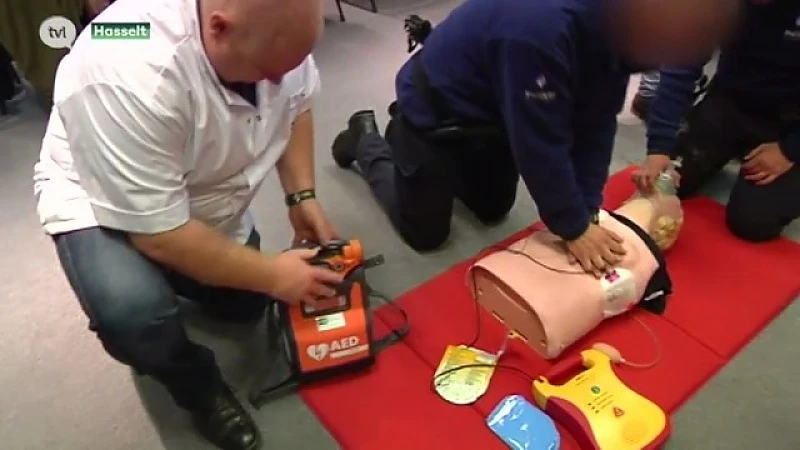 Politie LRH installeert levensreddende AED-toestellen in combi's