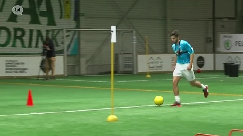Sandy Walsh test het hindernissenparcours van De Dribbelkoning uit