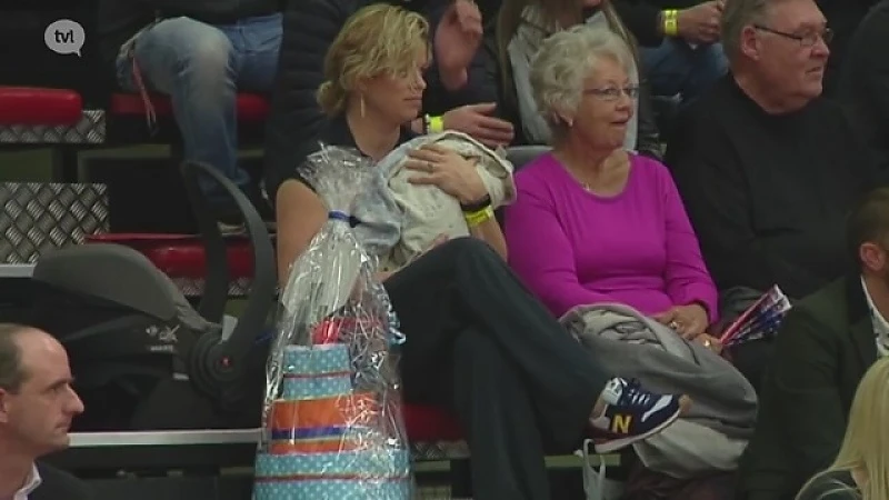 Kim Clijsters en kersverse baby supporteren voor Limburg United