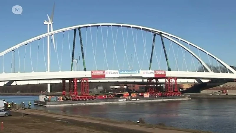 Spectaculair: noodbrug over kanaal geplaatst in Heusden-Zolder