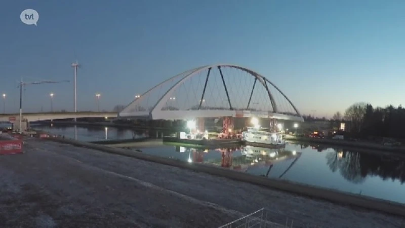 Timelapse: zo werd noodbrug van 1000 ton geplaatst in Heusden-Zolder