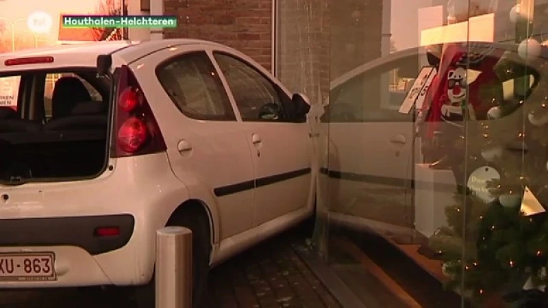 Auto ramt etalage na botsing met vrachtwagen in Houthalen