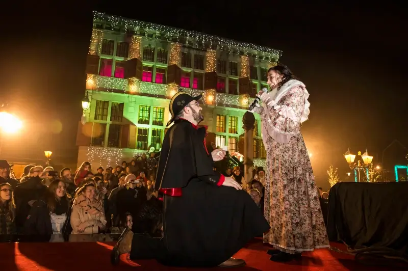 Bilzerse acteur vraagt vriendin ten huwelijk op podium van Dickens '16