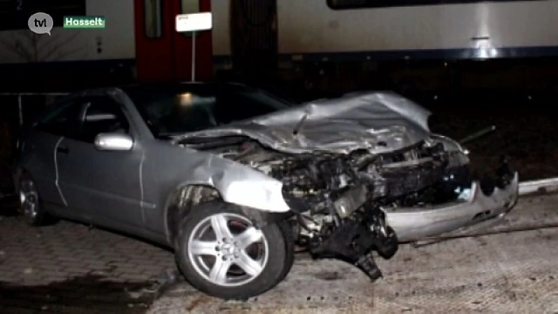 Jongeren rijden met auto onder trein in Hasselt