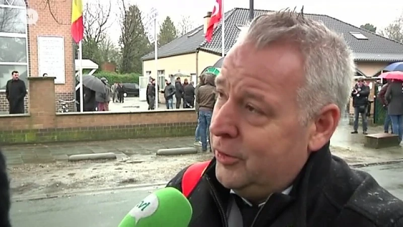 Veel volk op begrafenis Kerim: "Solidariteit onder de mensen onthouden"