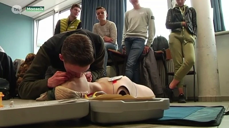 Leerlingen Harlindis & Relindis leren reanimeren
