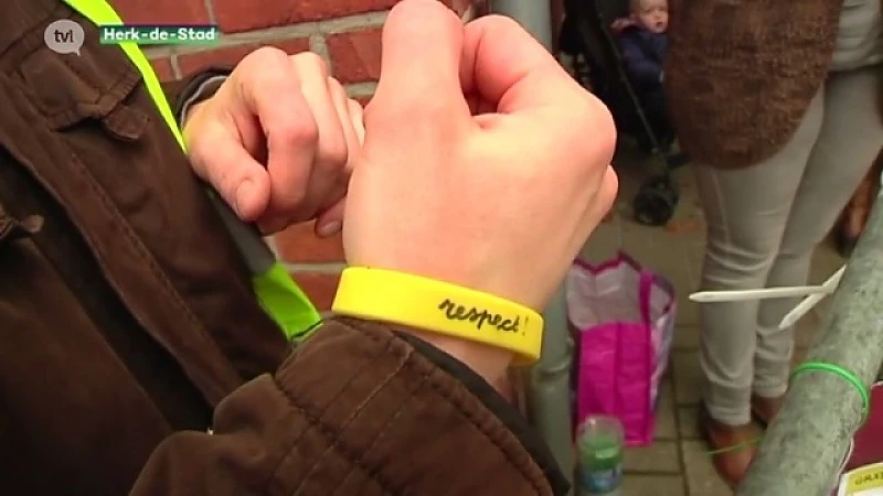 Oudervereniging van school in Herk-de-Stad deelt armbandjes uit tegen pesten