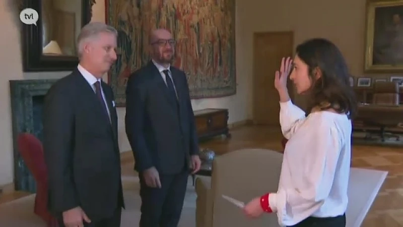Zuhal Demir legt eed af als staatssecretaris met mijnwerkerssjaaltje van haar vader