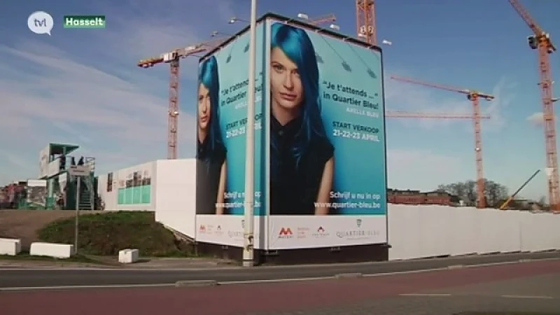 Bouwputtoeristen genieten van enorme kranen op werf Quartier Bleu