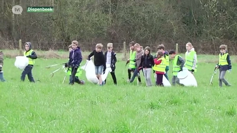 Kinderen ruimen zwerfvuil in Diepenbeek om dieren te beschermen