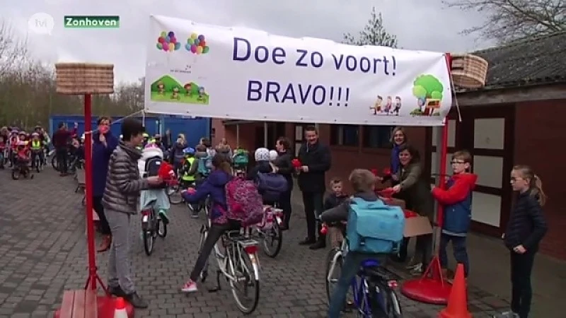 Fietsende kinderen op applaus onthaald aan de schoolpoort