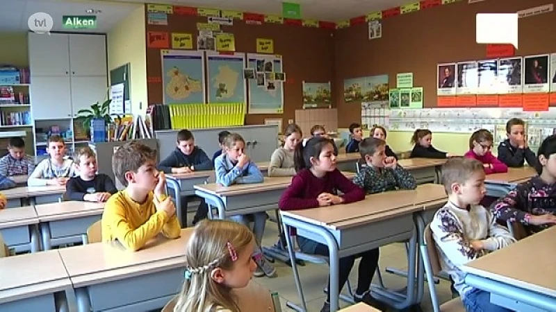 Leerlingen basisschool Alken houden minuut stilte voor herdenking aanslagen in Zaventem en Brussel