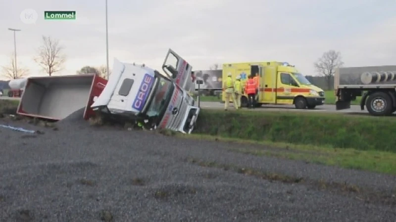 Vrachtwagen met grote hoeveelheid grind belandt in de berm in Lommel