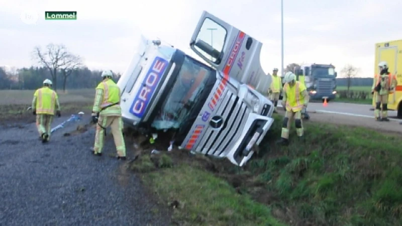 Vrachtwagen in gracht in Lommel