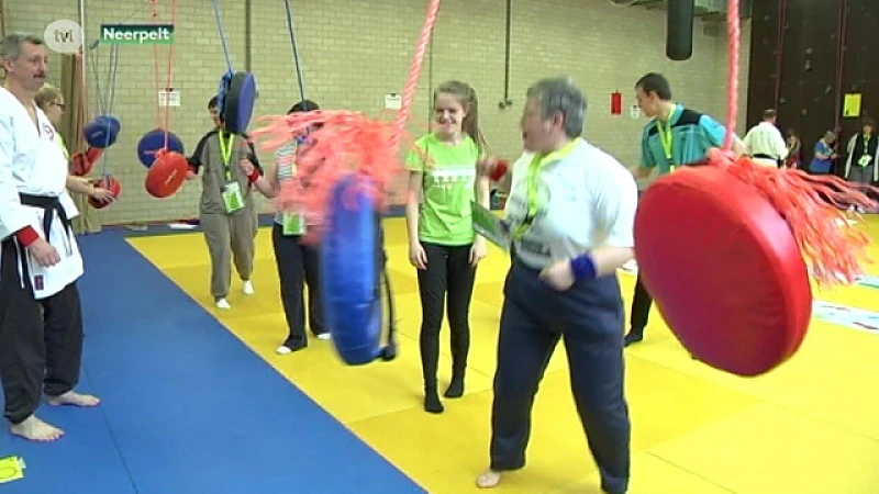 Honderden mensen met een beperking sporten samen in Neerpelt