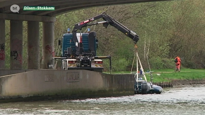 Politie haalt wagens, fiets en scheepswrak uit Zuid-Willemsvaart
