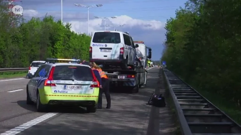 E314 versperd in Maasmechelen na achtervolging: 1 agent lichtgewond