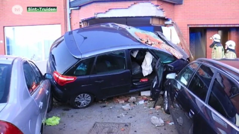 Wagen boort zich in gevel van woonhuis
