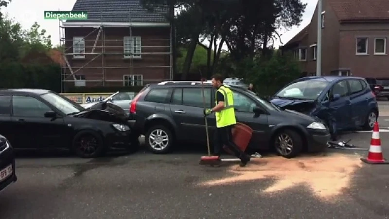 Vrouw gewond bij kettingbotsing met vijf auto''s in Diepenbeek