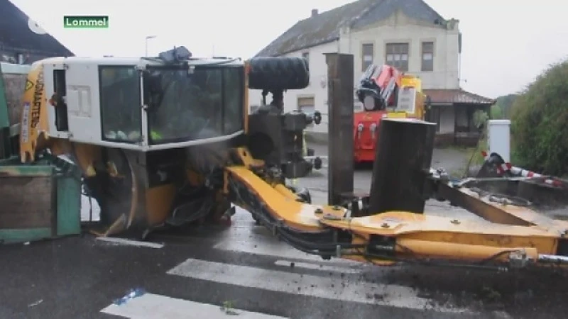 Vrachtwagen met graafmachine kantelt op treinspoor Lommel