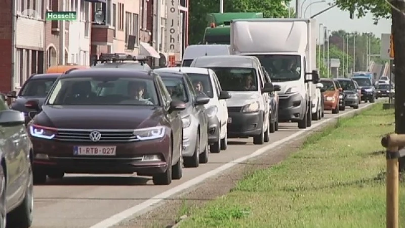 Afsluiten sas van Godsheide leidt tot lange files in Hasselt
