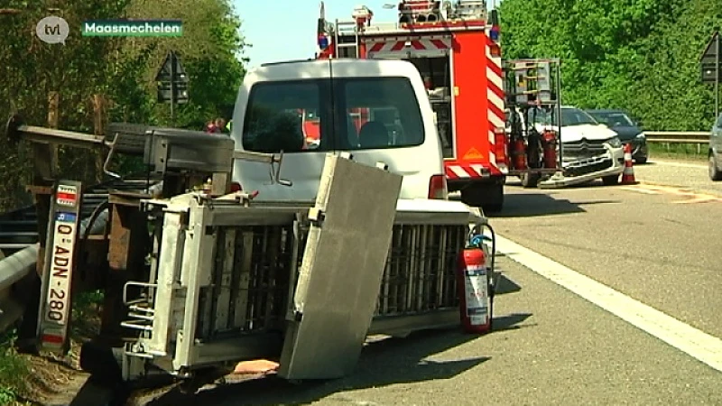 Vrachtwagen over de kop in Maasmechelen