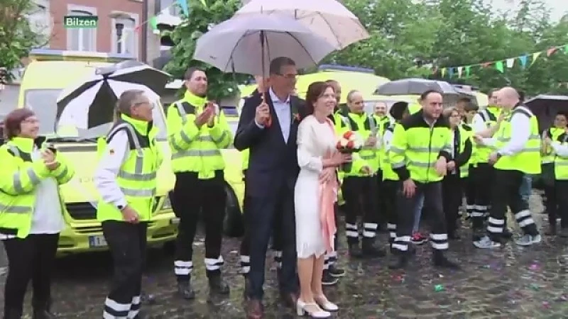 Tientallen ambulanciers verrassen collega tijdens huwelijk