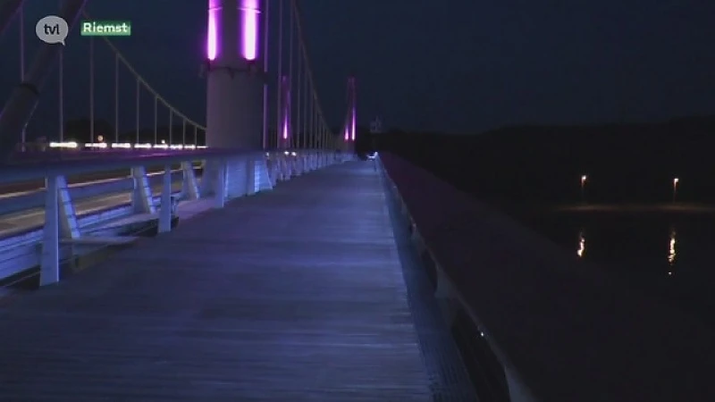 Brug in Kanne kleurt roze voor Giro-winnaar Tom Dumoulin