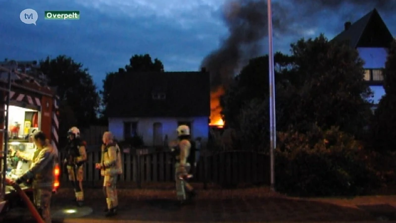 Auto brandt uit in garage in Overpelt