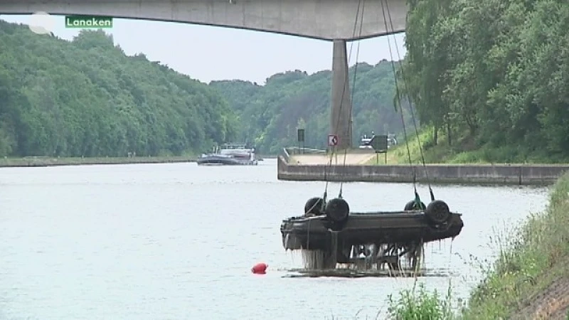 Autowrakken uit kanaal gehaald in Lanaken
