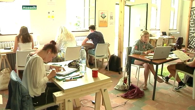Studenten zoeken verkoeling tijdens blok