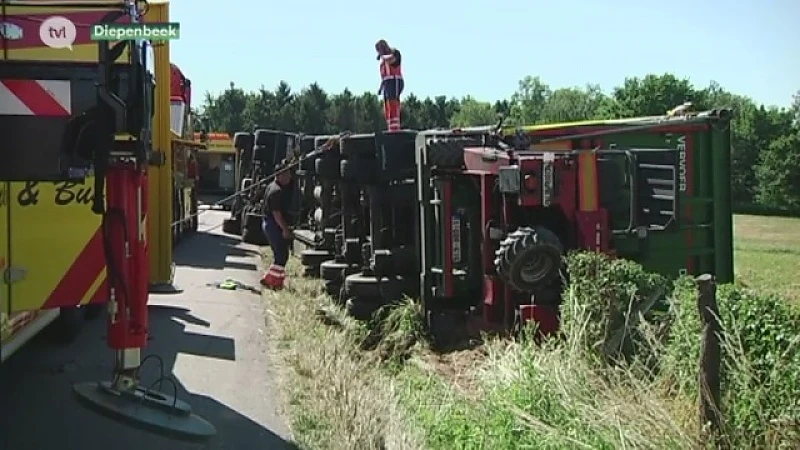 Vrachtwagen met 6.000 kippen kantelt in Diepenbeek, buurt klaagt over sluipverkeer