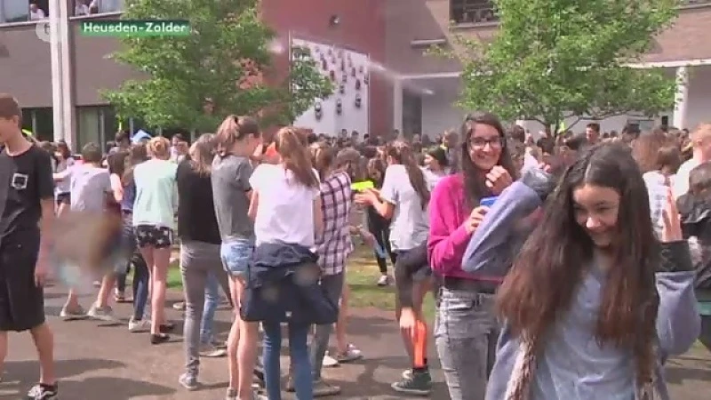 Eindelijk vakantie: Sint-Franciscuscollege zet zomer in met Regi & een watergevecht