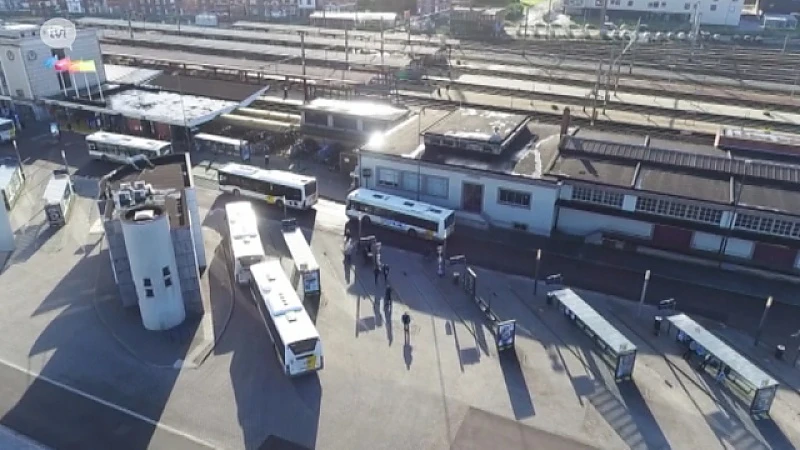 Bussen in colonne naar De Crutzen