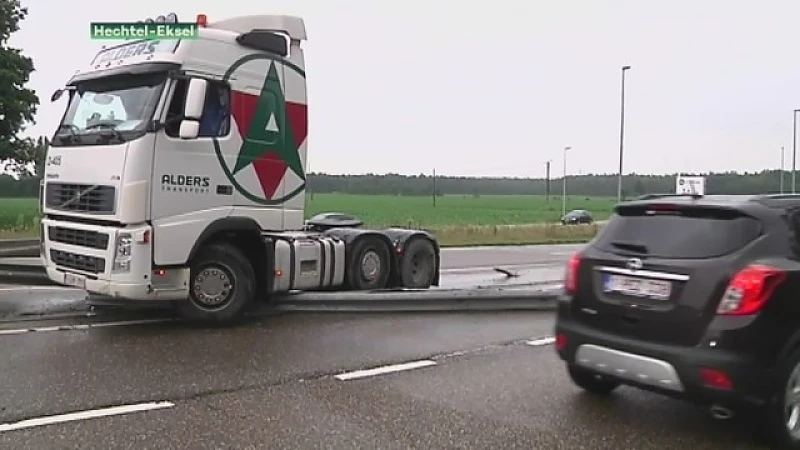 Vrachtwagen in de problemen op de Noord-Zuid