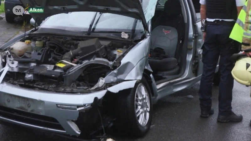Vrachtwagen die door groen licht rijdt, botst op auto in Alken