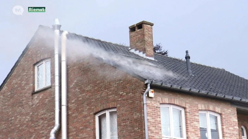 Dakbrand na blikseminslag in Riemst