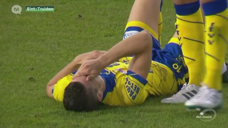 STVV buigt pas met 10 man voor Zulte-Waregem