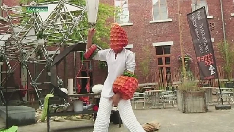 Kunstenfestival Moment: Tongenaren bouwen kunstwerk van kartonnen dozen